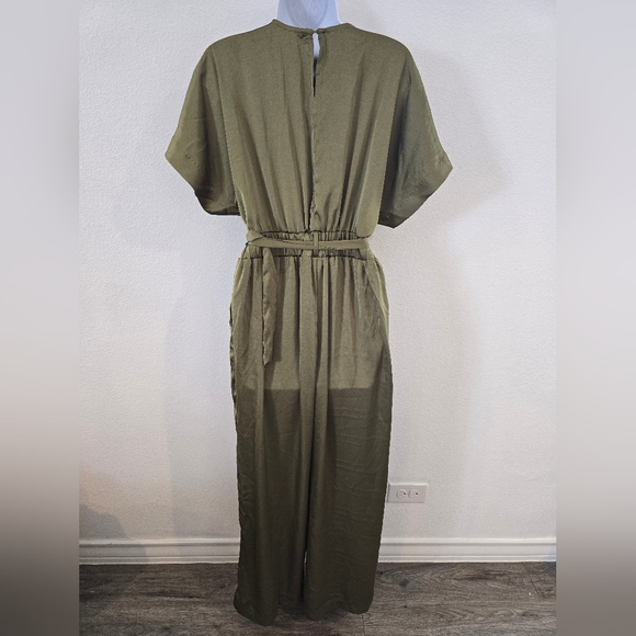 Glam NWT Satin Green Jumpsuit Fall, Holiday, Family Photos Size Medium - Picture 4 of 11